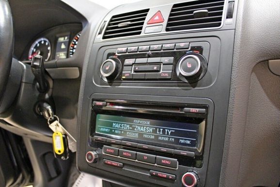 Volkswagen Touran, 1.4 л, Робот, 2012 фото 2