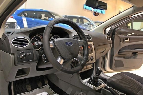 Ford Focus, 1.6 л, МТ, 2010 фото 2