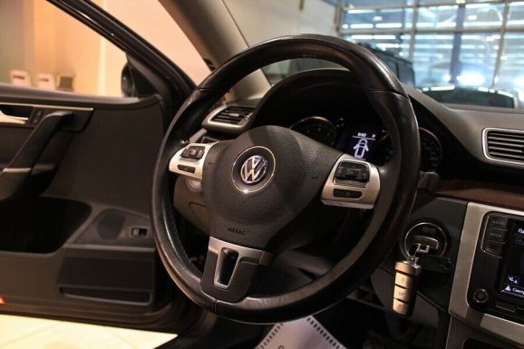 Volkswagen Passat, 1.8 л, Робот, 2012 фото 2