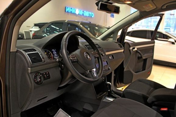 Volkswagen Touran, 1.4 л, Робот, 2011 фото 1