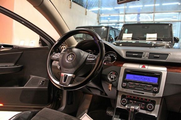 Volkswagen Passat, 1.8 л, Робот, 2010 фото 7