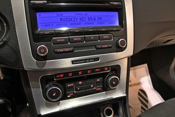 Volkswagen Passat, 1.8 л, Робот, 2010 фото 2