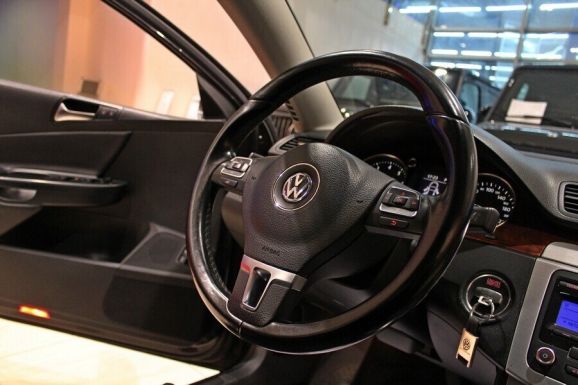 Volkswagen Passat, 1.8 л, Робот, 2010 фото 1