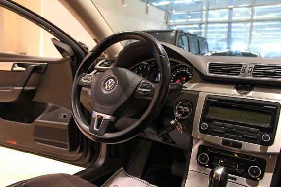 Volkswagen Passat, 1.8 л, Робот, 2011 фото 7