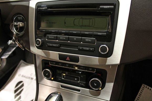 Volkswagen Passat, 1.8 л, Робот, 2011 фото 9