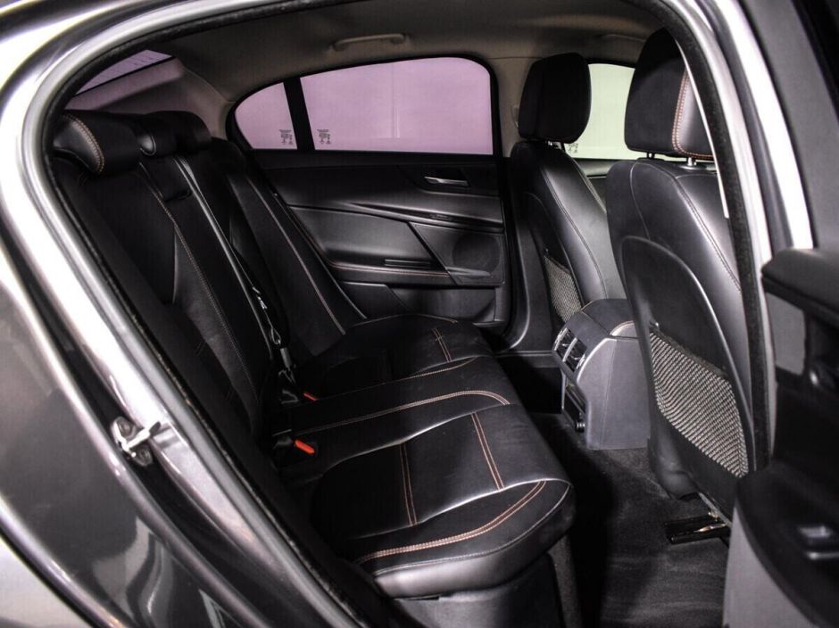 Jaguar XE, 2.0 л, АТ, 2015 фото 1