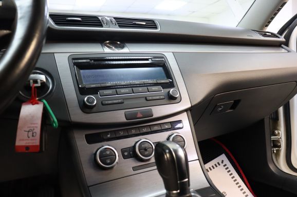 Volkswagen Passat, 1.8 л, Робот, 2013 фото 13