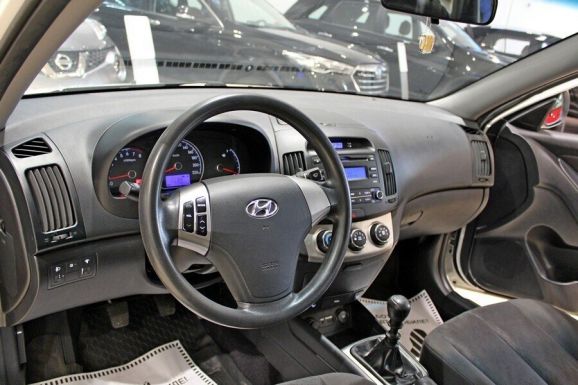 Hyundai Elantra, 1.6 л, МТ, 2009 фото 1
