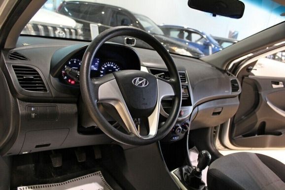 Hyundai Solaris, 1.6 л, МТ, 2011 фото 2