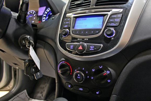 Hyundai Solaris, 1.6 л, АТ, 2011 фото 2