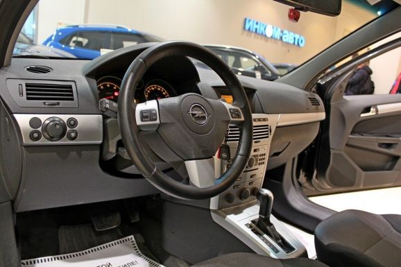Opel Astra, 1.8 л, АТ, 2013 фото 2