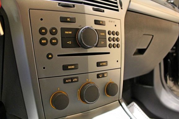 Opel Astra, 1.8 л, АТ, 2013 фото 1