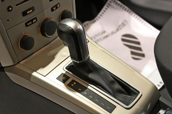 Opel Astra, 1.8 л, АТ, 2012 фото 2