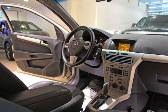 Opel Astra, 1.8 л, АТ, 2011 фото 7