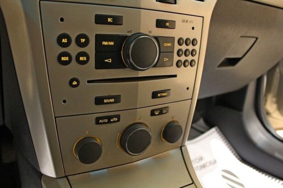 Opel Astra, 1.8 л, АТ, 2011 фото 2