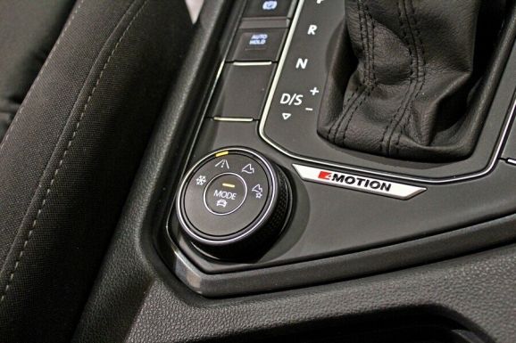 Volkswagen Tiguan, 2.0 л, Робот, 2018 фото 11