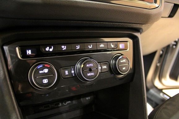 Volkswagen Tiguan, 2.0 л, Робот, 2018 фото 1