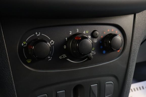 Renault Logan, 1.6 л, МТ, 2018 фото 8