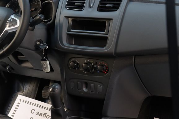 Renault Logan, 1.6 л, МТ, 2018 фото 2