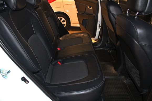 Kia Sportage, 2.0 л, АТ, 2012 фото 1