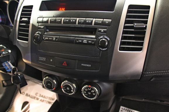 Mitsubishi Outlander, 2.0 л, Вариатор, 2011 фото 2