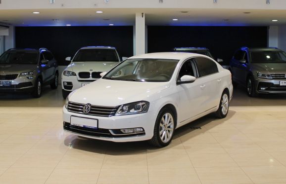 Volkswagen Passat, 1.8 л, Робот, 2012 фото 3