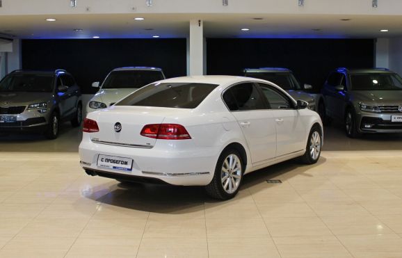 Volkswagen Passat, 1.8 л, Робот, 2012 фото 4