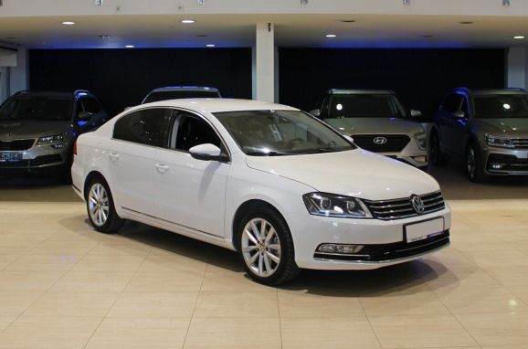 Volkswagen Passat, 1.8 л, Робот, 2012 фото 5