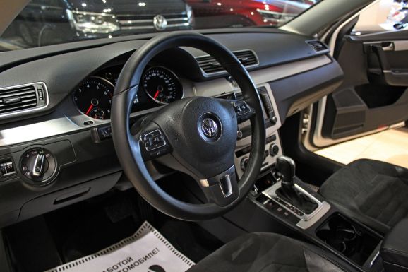 Volkswagen Passat, 1.8 л, Робот, 2012 фото 7