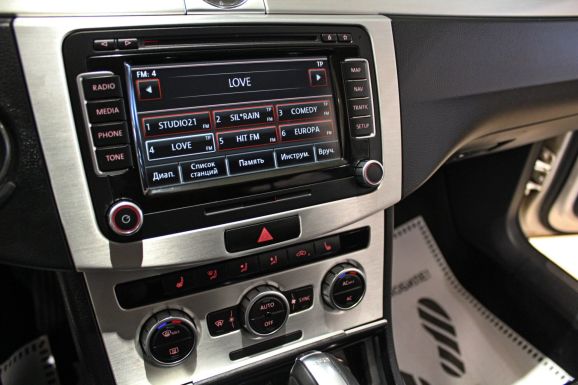 Volkswagen Passat, 1.8 л, Робот, 2012 фото 8