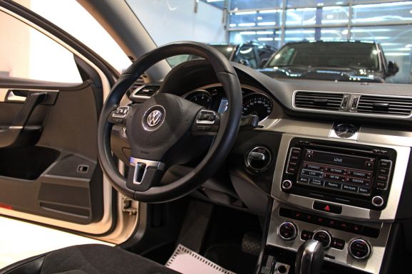 Volkswagen Passat, 1.8 л, Робот, 2012 фото 9