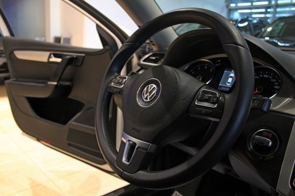 Volkswagen Passat, 1.8 л, Робот, 2012 фото 2