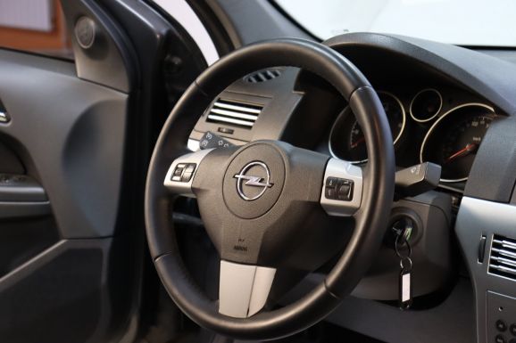 Opel Astra, 1.8 л, АТ, 2012 фото 2