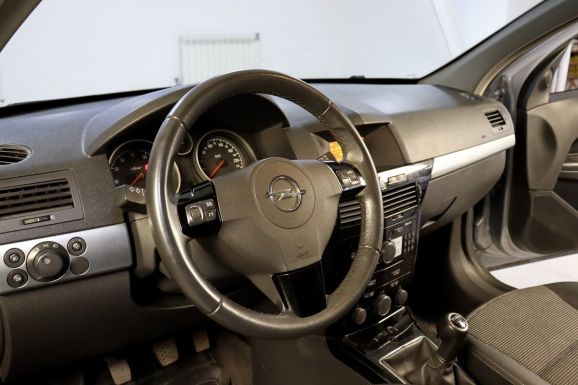 Opel Astra, 1.8 л, МТ, 2010 фото 9