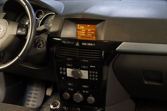 Opel Astra, 1.8 л, МТ, 2010 фото 2