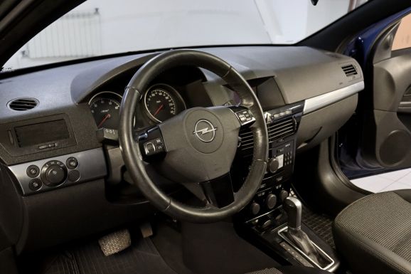 Opel Astra, 1.8 л, АТ, 2011 фото 9