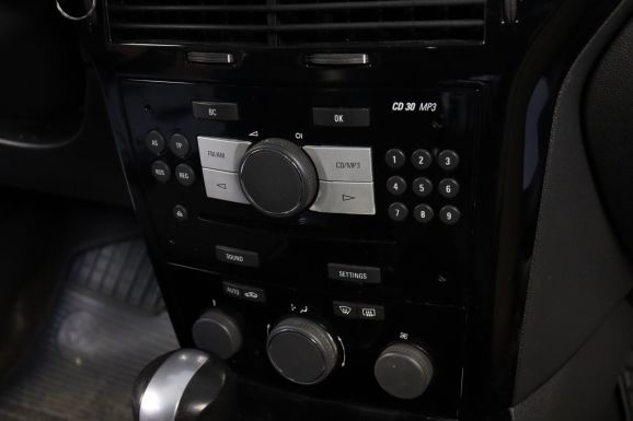 Opel Astra, 1.8 л, АТ, 2011 фото 2