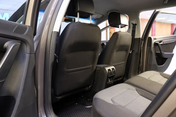 Volkswagen Passat, 1.8 л, МТ, 2011 фото 1