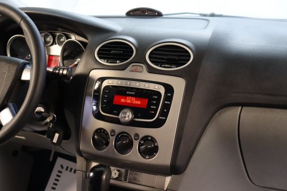 Ford Focus, 1.6 л, АТ, 2011 фото 2