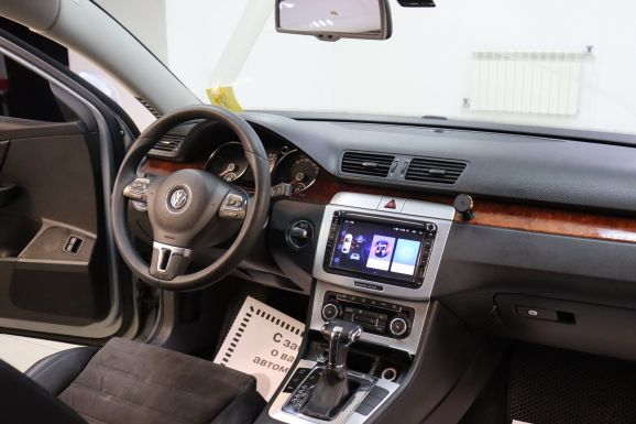Volkswagen Passat, 1.8 л, Робот, 2010 фото 7