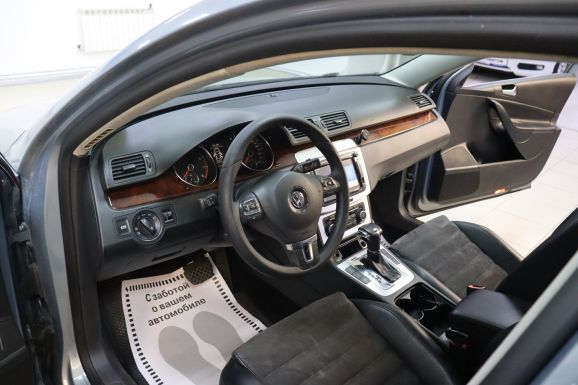 Volkswagen Passat, 1.8 л, Робот, 2010 фото 9