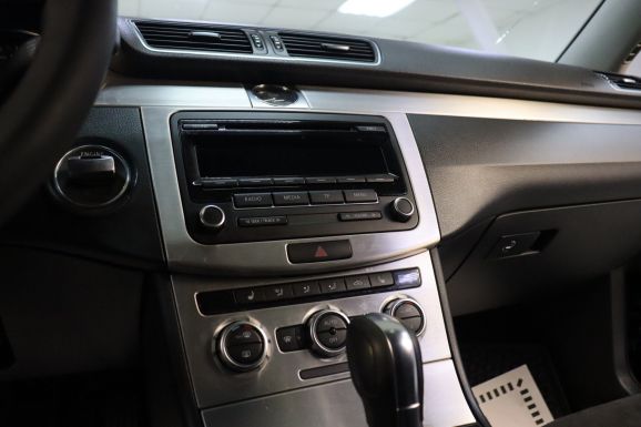 Volkswagen Passat, 1.8 л, Робот, 2013 фото 1