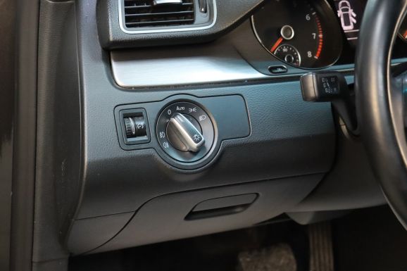 Volkswagen Passat, 1.8 л, Робот, 2011 фото 10