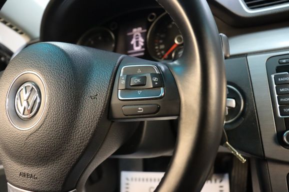 Volkswagen Passat, 1.8 л, Робот, 2011 фото 12