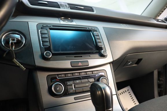 Volkswagen Passat, 1.8 л, Робот, 2011 фото 13