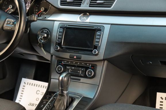 Volkswagen Passat, 1.8 л, Робот, 2011 фото 2