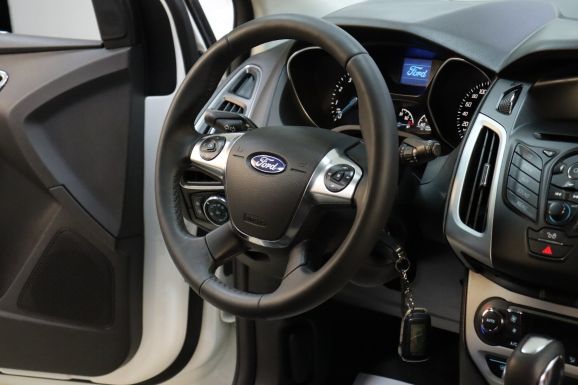Ford Focus, 1.6 л, Робот, 2013 фото 10