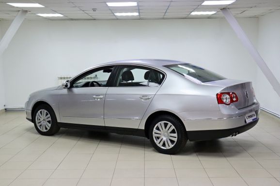 Volkswagen Passat, 1.8 л, Робот, 2010 фото 4