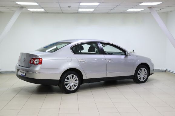 Volkswagen Passat, 1.8 л, Робот, 2010 фото 6