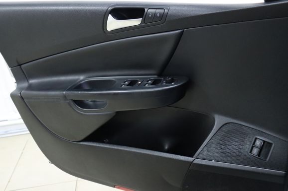 Volkswagen Passat, 1.8 л, Робот, 2010 фото 8